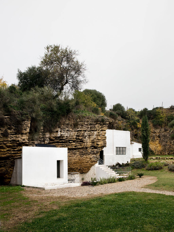 Cave house in spain with white modern cube additions