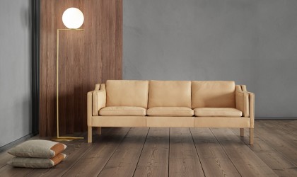 Lovely leather and wood sofa of Danish design by Børge Mogensen