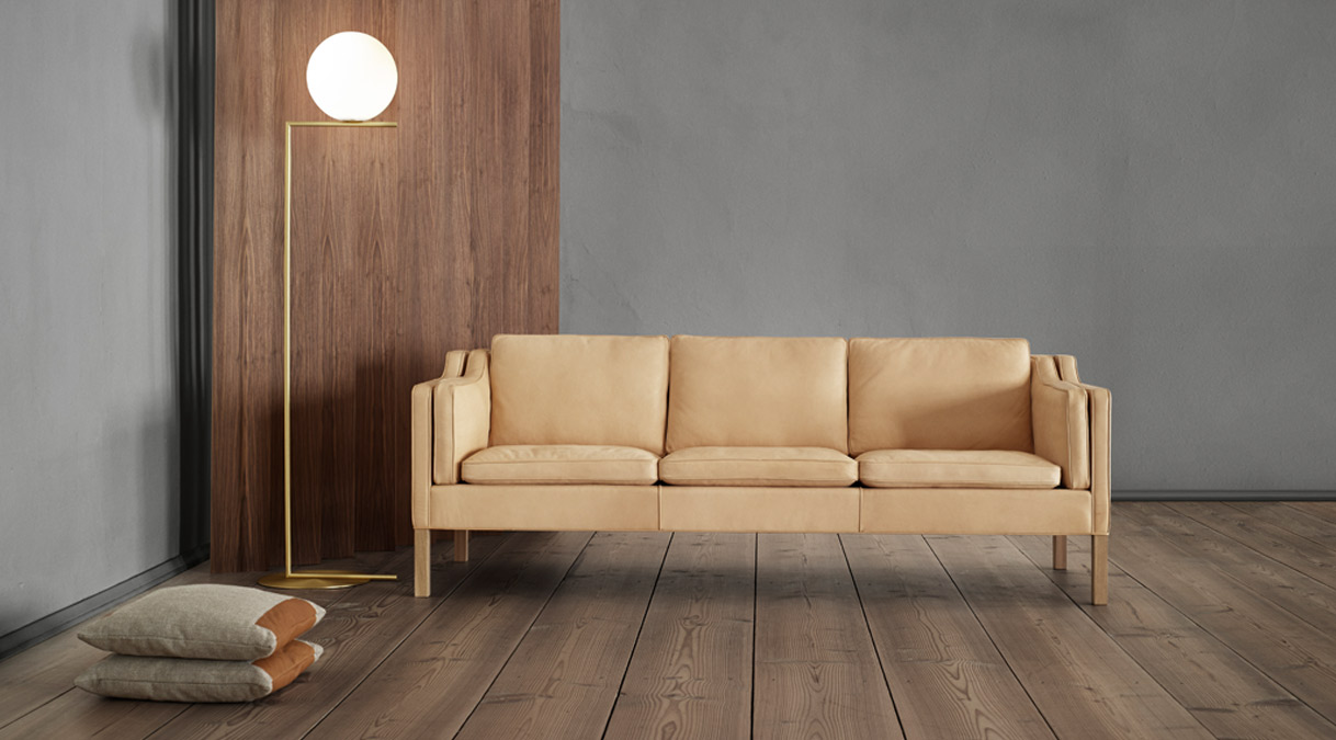 Lovely leather and wood sofa of Danish design by Børge Mogensen