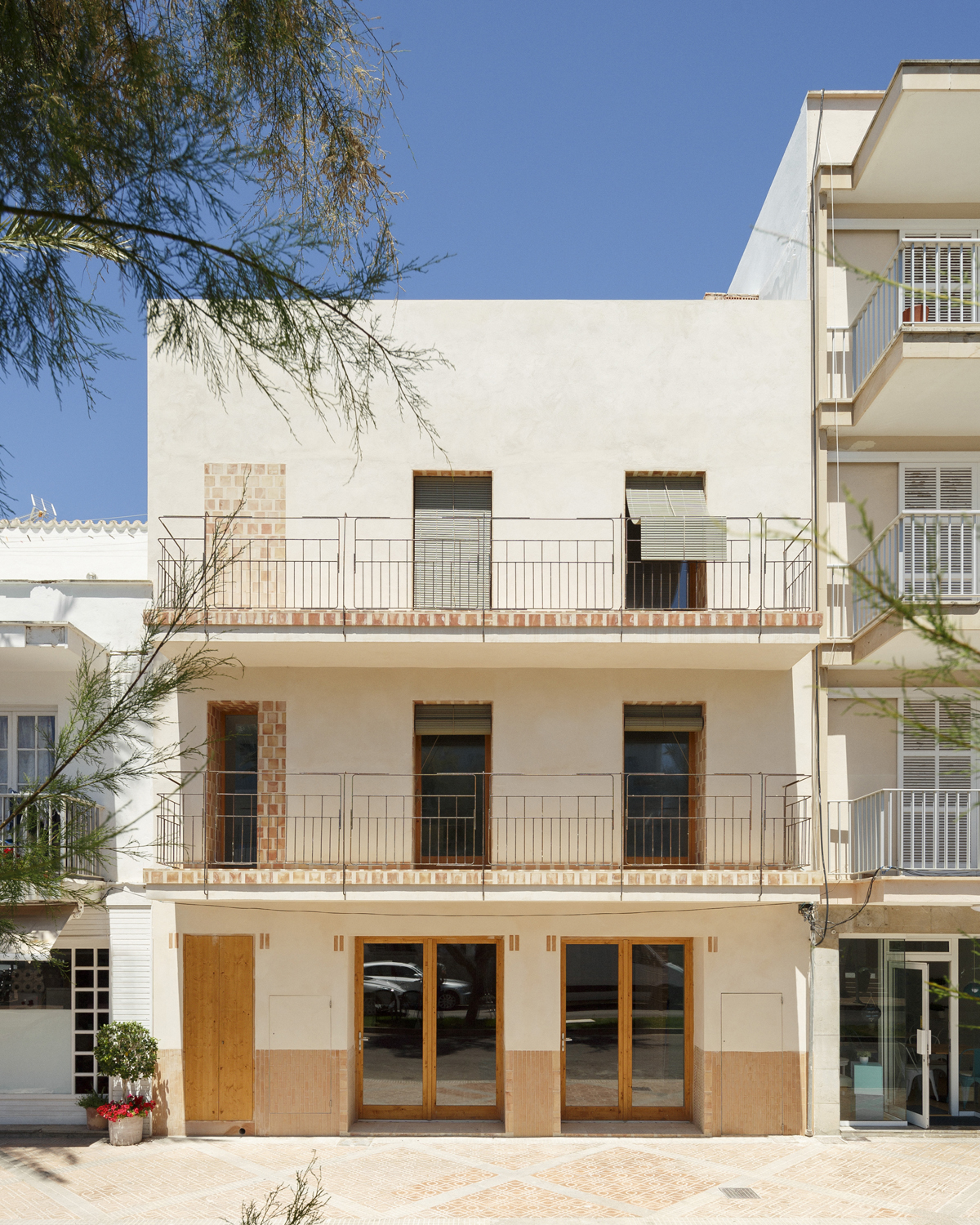 White and tile sunny modern holiday home